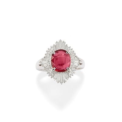 Anello in platino 900/1000 con rubino ovale e diamanti