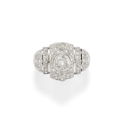Anello decò in platino con diamante taglio vecchio e diamanti taglio rosa