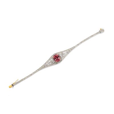 Bracciale snodato con tormalina rosa ovale, diamanti e baguette, in oro bianco 14k e argento