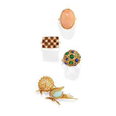 Insieme di gioielli in oro giallo 18k, corallo, granati, smalti e turchese (tre anelli e spilla a...