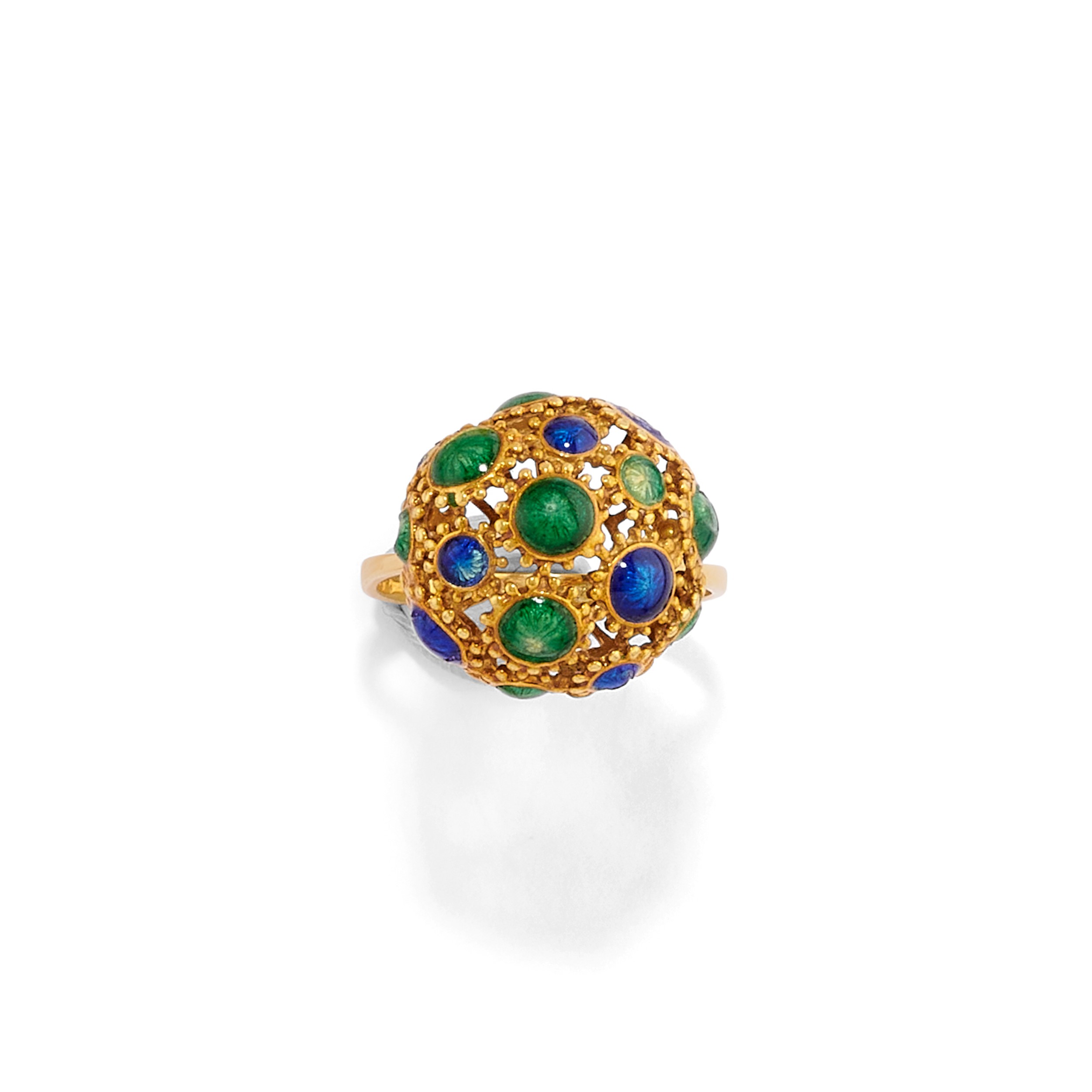 Insieme di gioielli in oro giallo 18k, corallo, granati, smalti e turchese (tre anelli e spilla a...
