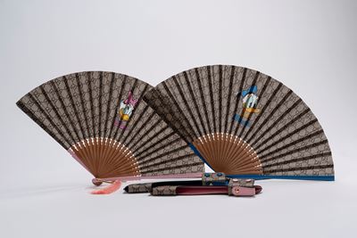 Lotto di due ventagli Disney (Madame Paperina e Monsieur Paperino), rosa e azzurro, con nappe pen...