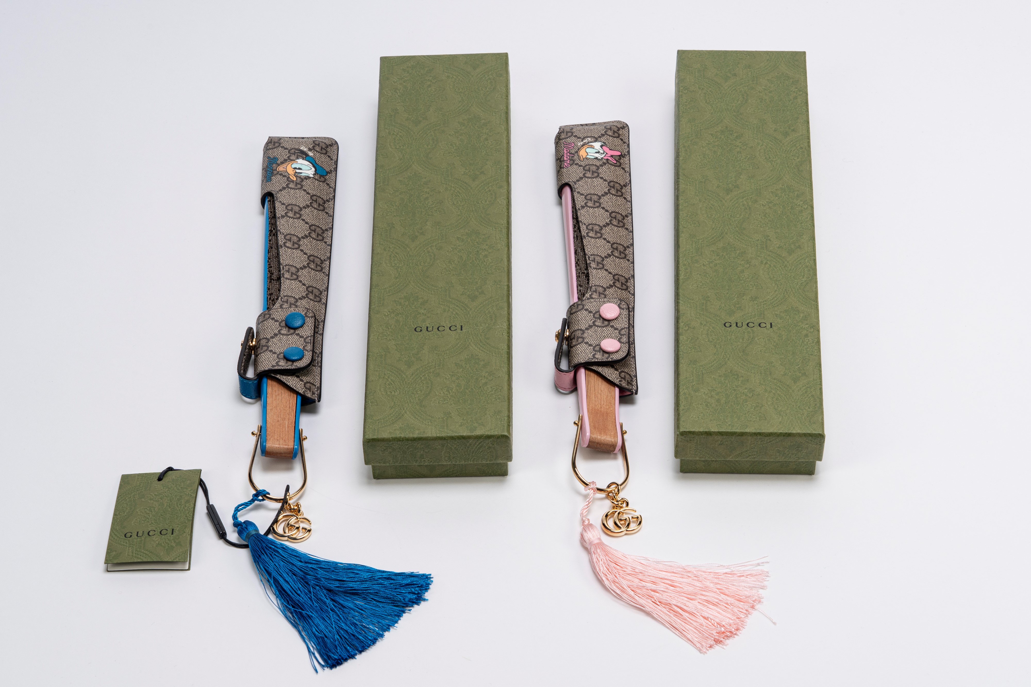 Gucci - Lotto di due ventagli Disney (Madame Paperina e Monsieur Paperino), rosa e azzurro, con n...