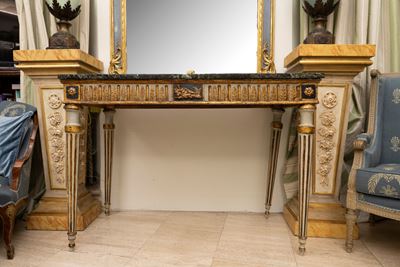 Console in legno intagliato, laccato e dorato con piano in marmo verde, XVIII secolo