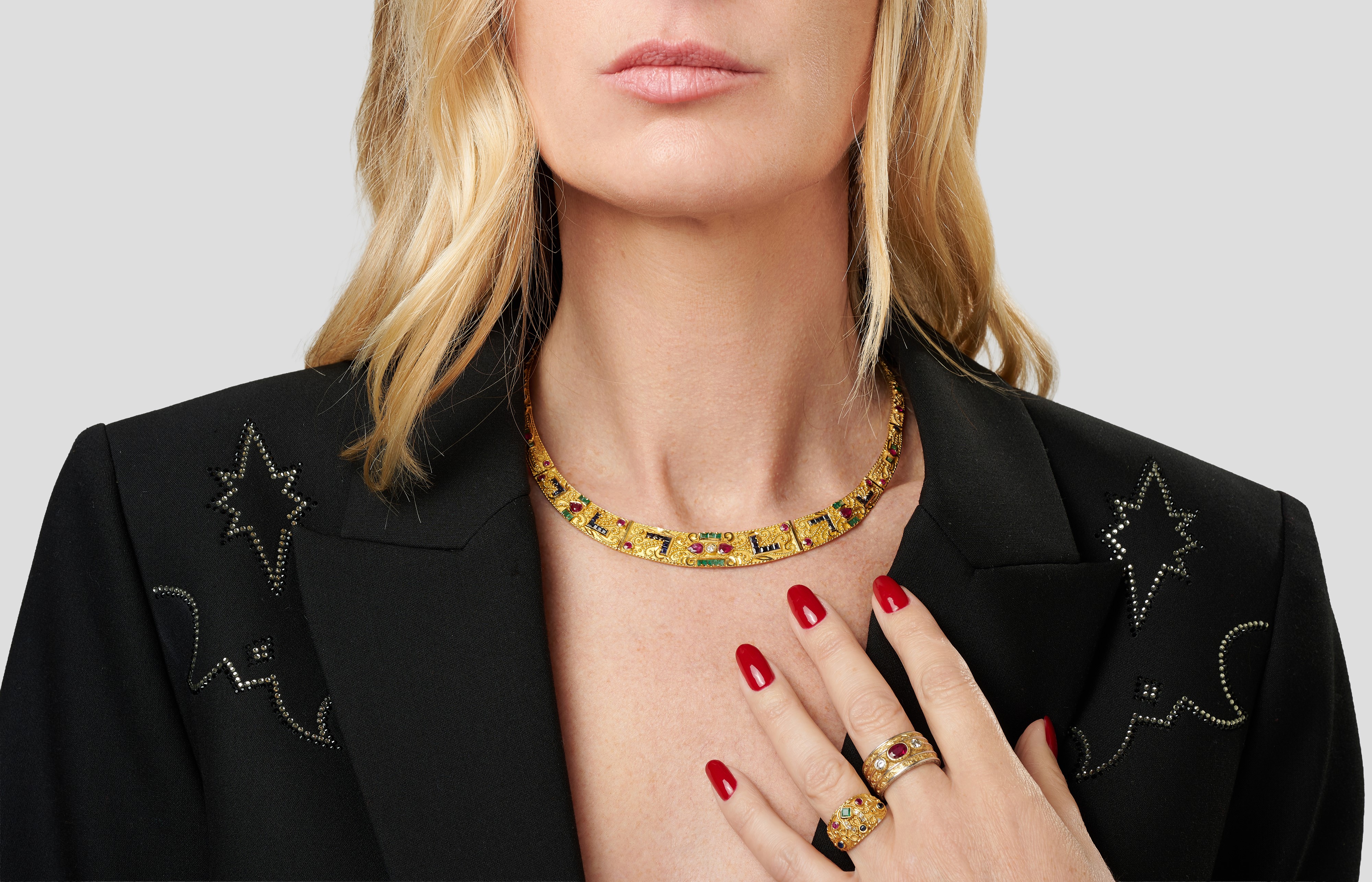 Demi-parure in oro giallo 18k con zaffiri, smeraldi, rubini e diamanti