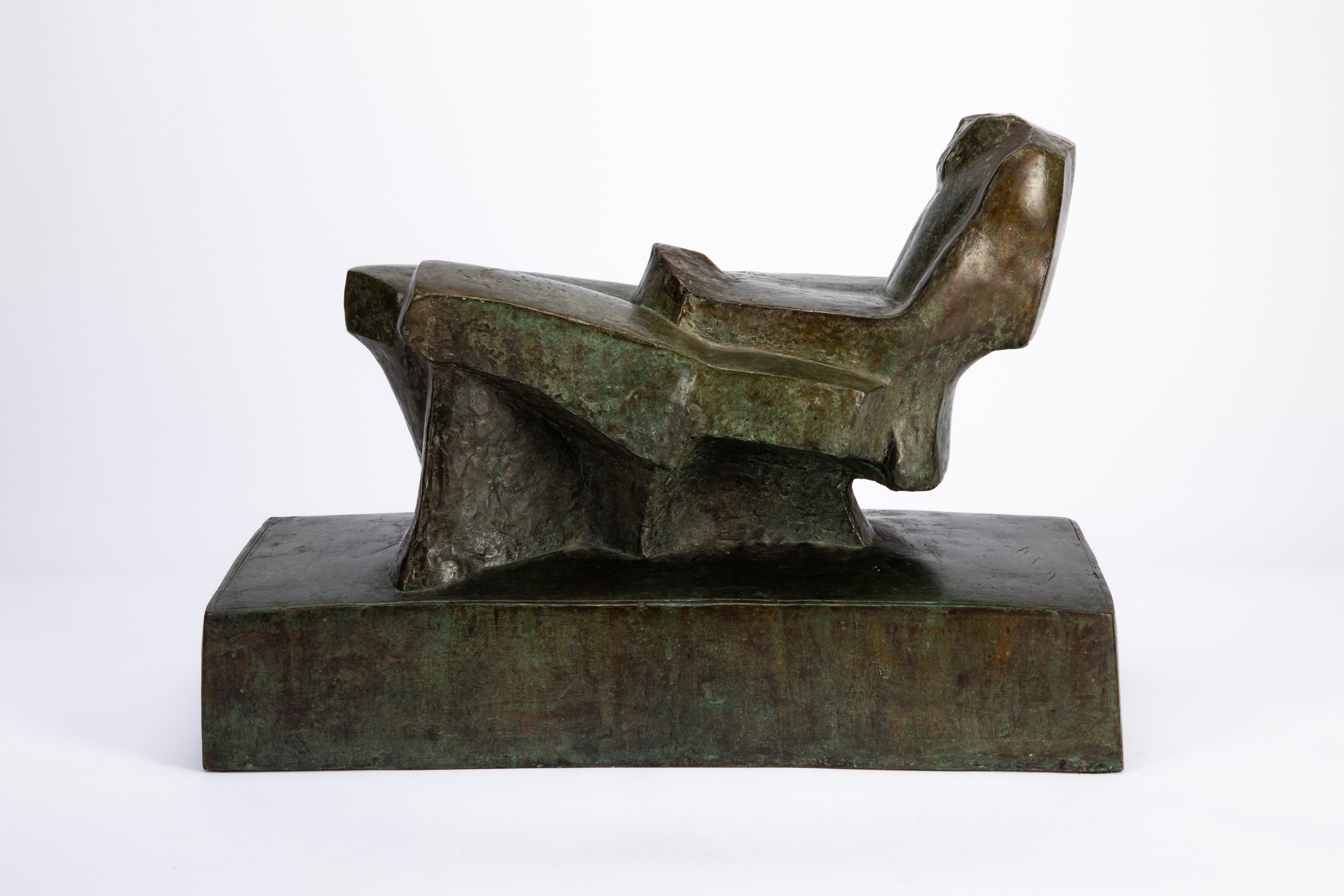 Mario Negri - Figura allungata con uomo seduto, bronzo (1967)