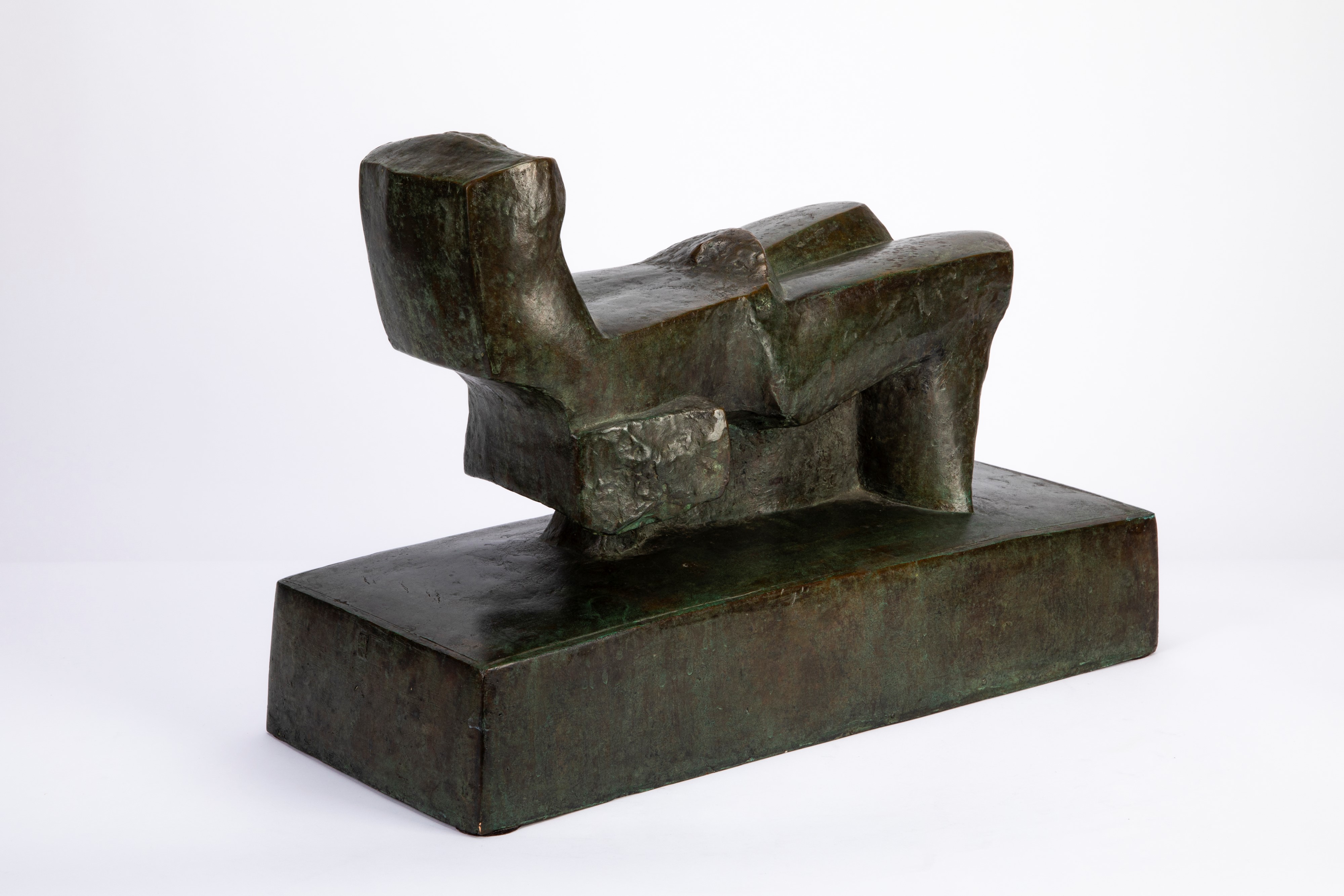 Mario Negri - Figura allungata con uomo seduto, bronzo (1967)