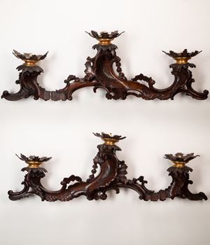 Coppia di candelieri a muro a tre luci in noce intagliato. Venezia, secolo XVIII