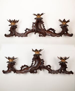 Coppia di candelieri a muro a tre luci in noce intagliato. Venezia, secolo XVIII 