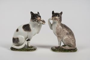 Coppia di figure in porcellana policroma raffiguranti due gatti seduti. Meissen, circa 1740, da un modello di J. J. Kaendler del 1736