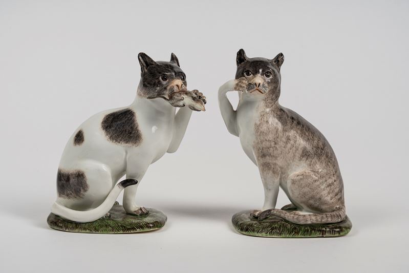 Coppia di figure in porcellana policroma raffiguranti due gatti seduti. Meissen, circa 1740, da u...