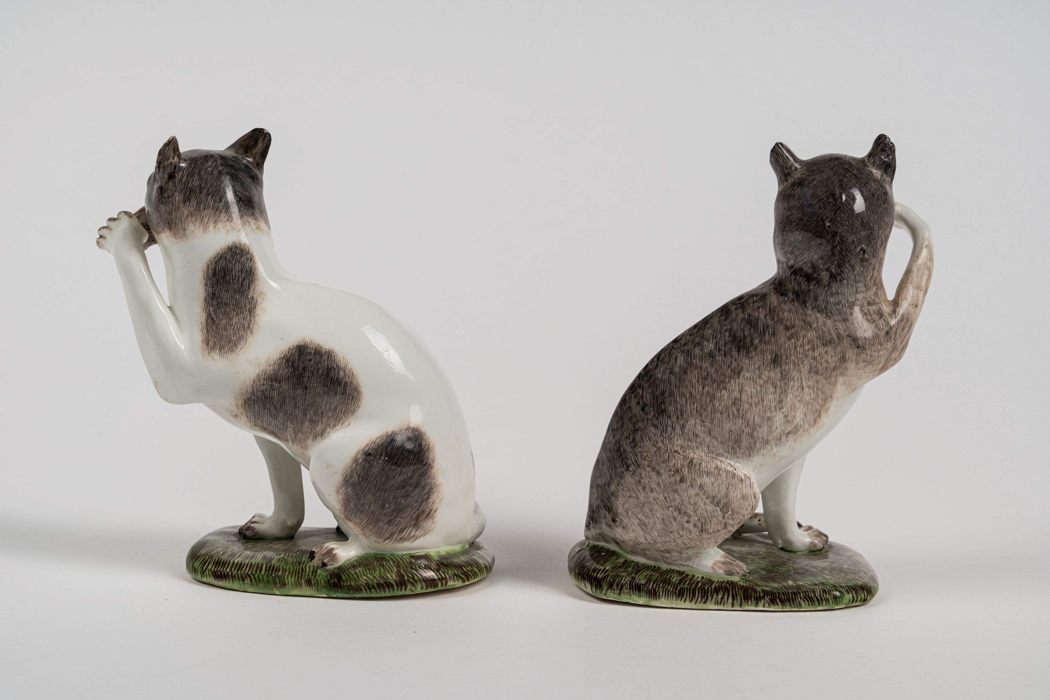 Coppia di figure in porcellana policroma raffiguranti due gatti seduti. Meissen, circa 1740, da u...