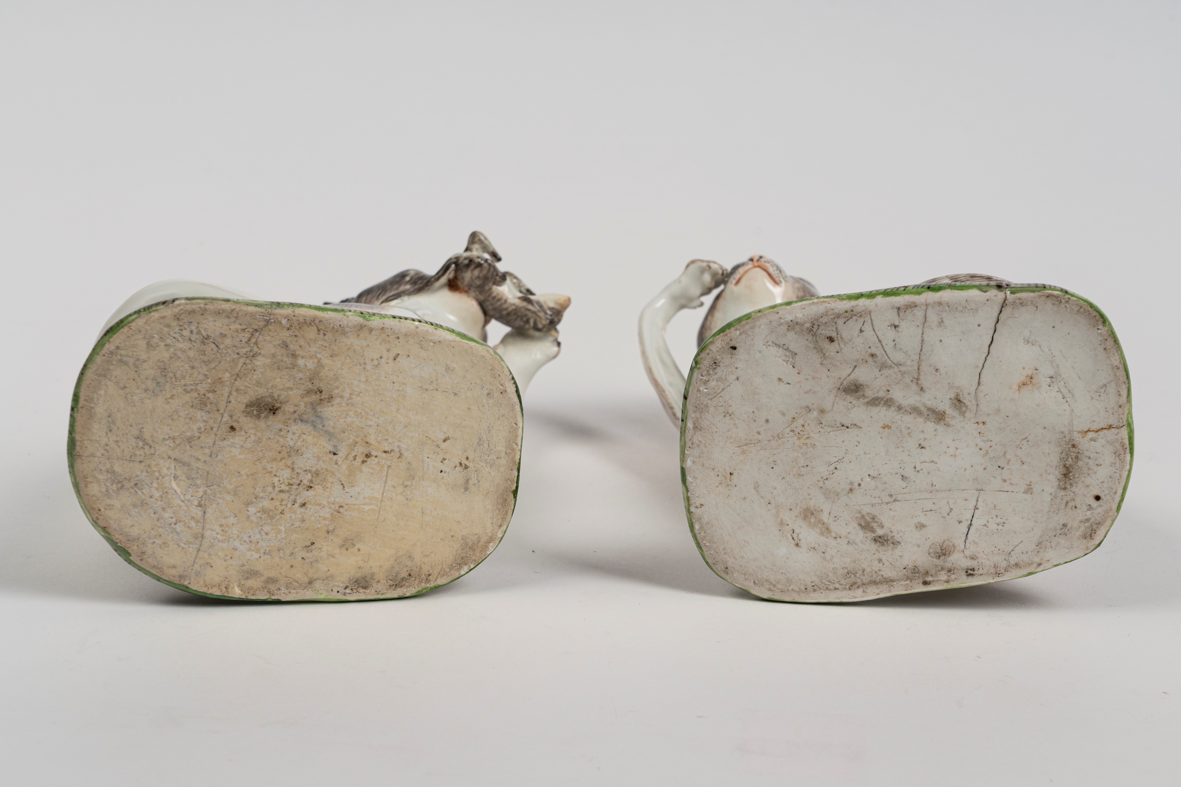 Coppia di figure in porcellana policroma raffiguranti due gatti seduti. Meissen, circa 1740, da u...