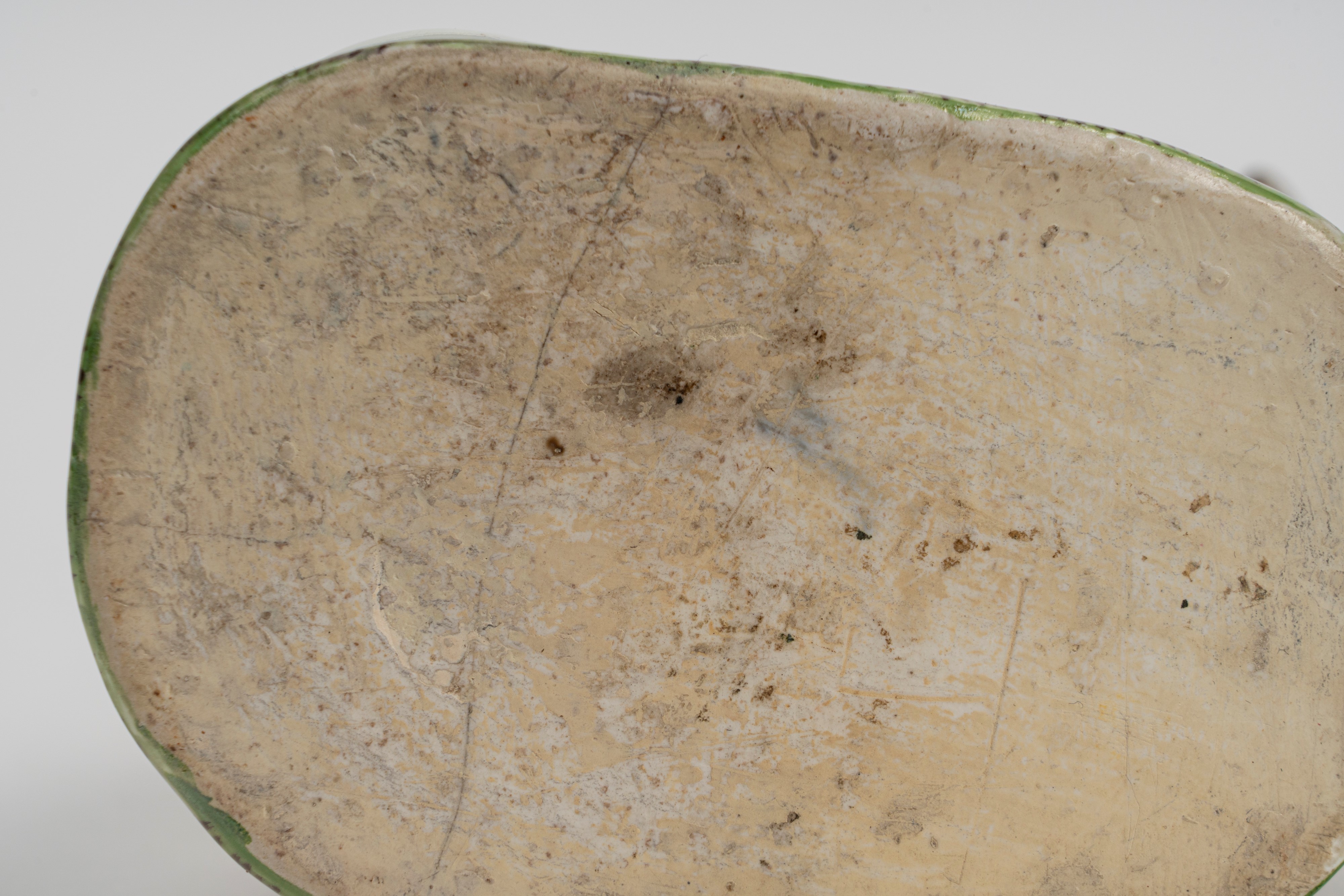 Coppia di figure in porcellana policroma raffiguranti due gatti seduti. Meissen, circa 1740, da u...