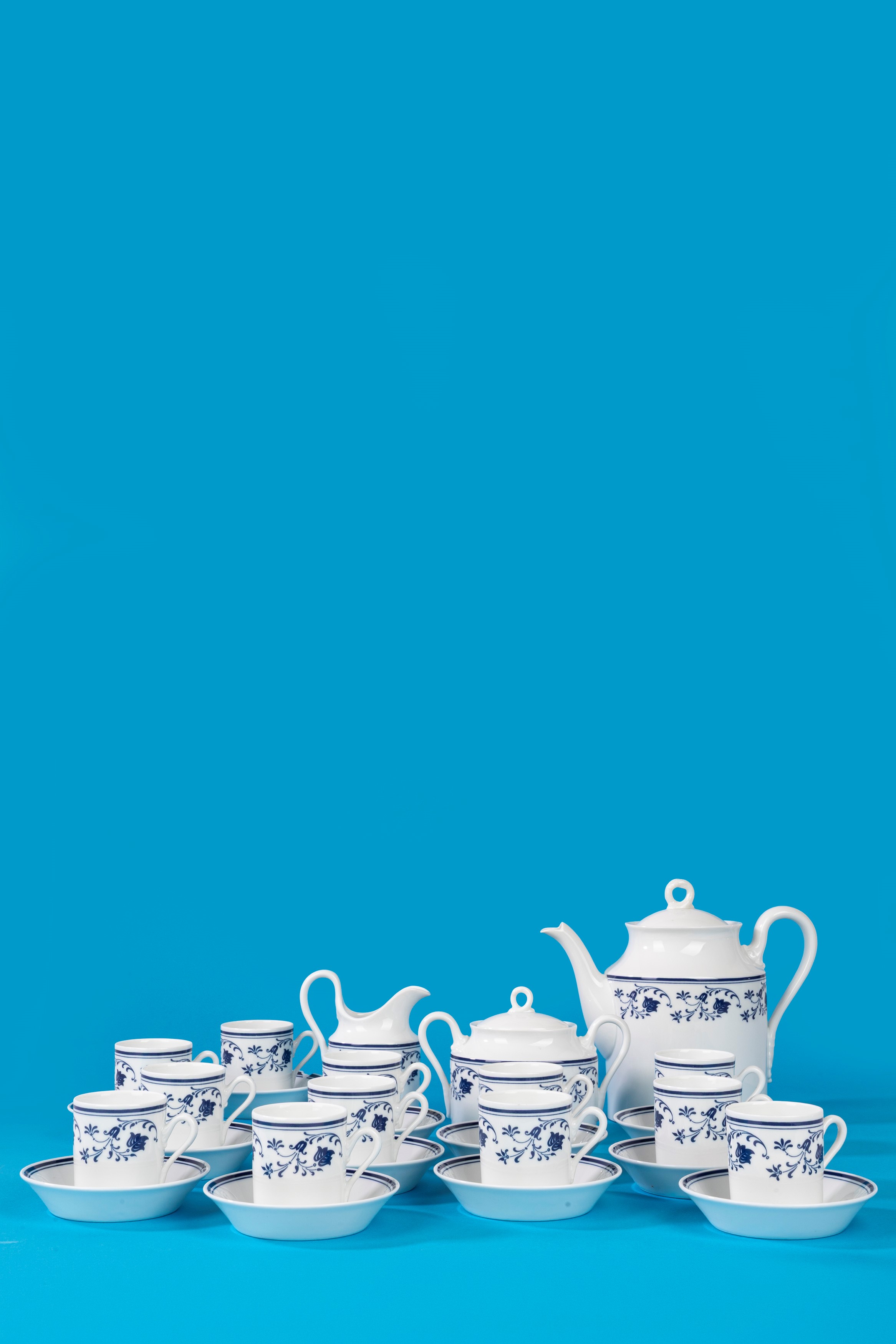 Ginori, Servizio da caffè da 12 in porcellana bianca con decorazione floreale blu