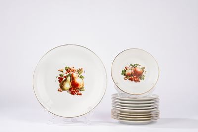 Ginori, Servizio in porcellana bianca decorata a frutti: dieci piattini da dolce e un piatto pian...