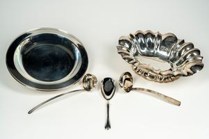 Lotto composto da un'alzata di forma mossa e costolata, un piatto da portata e tre posate a servire in metallo argentato