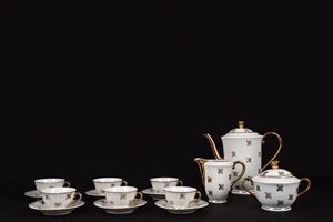 Servizio da caff&egrave; da sei in porcellana bianca con fiorellini in oro, Richard Ginori, inizi secolo XX