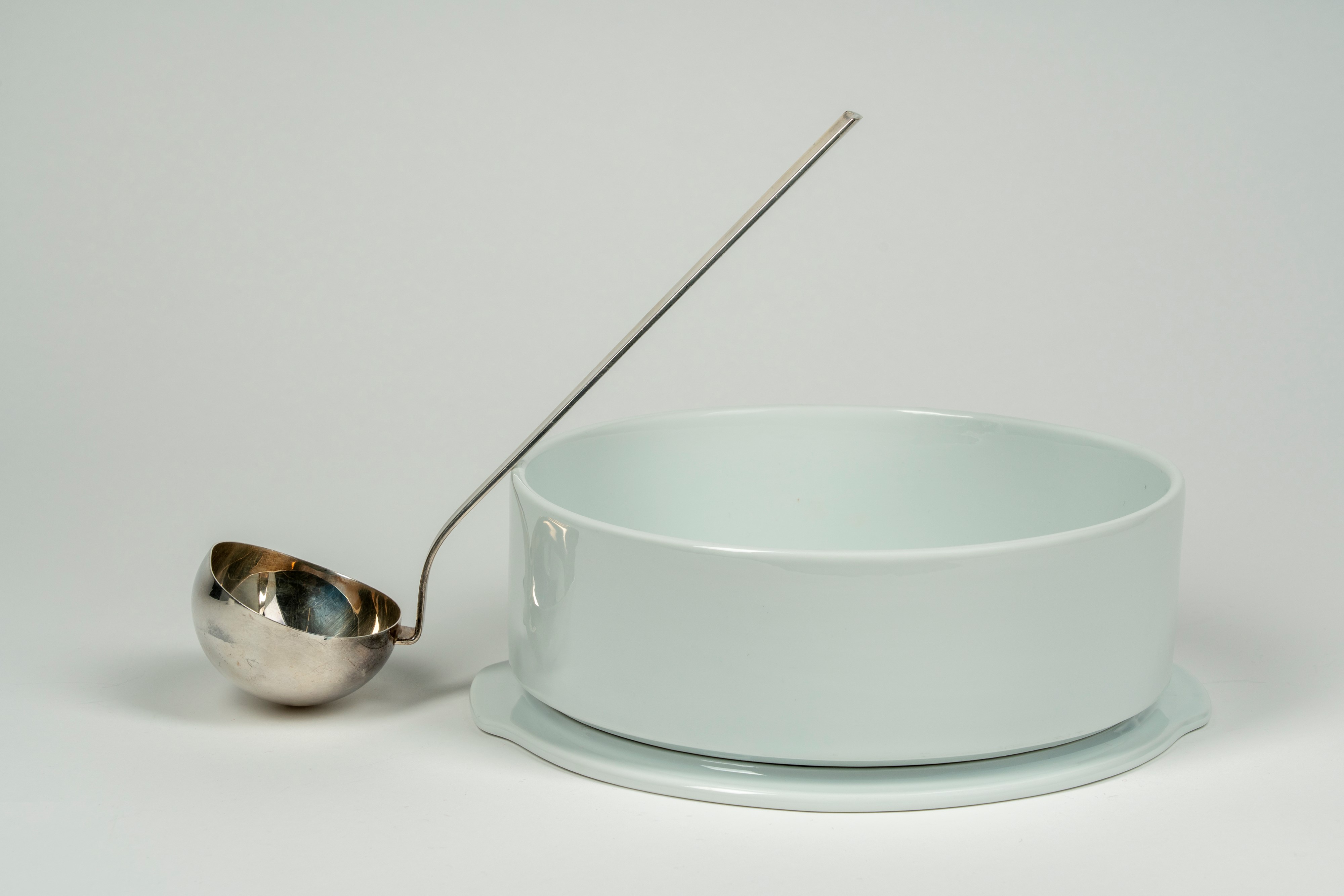 Sabattini. Ciotola da portata in ceramica smaltata bianca serie Pragma e mestolo in metallo argen...