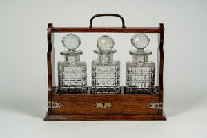 Tantalo in legno con tre decanter in cristallo molato 