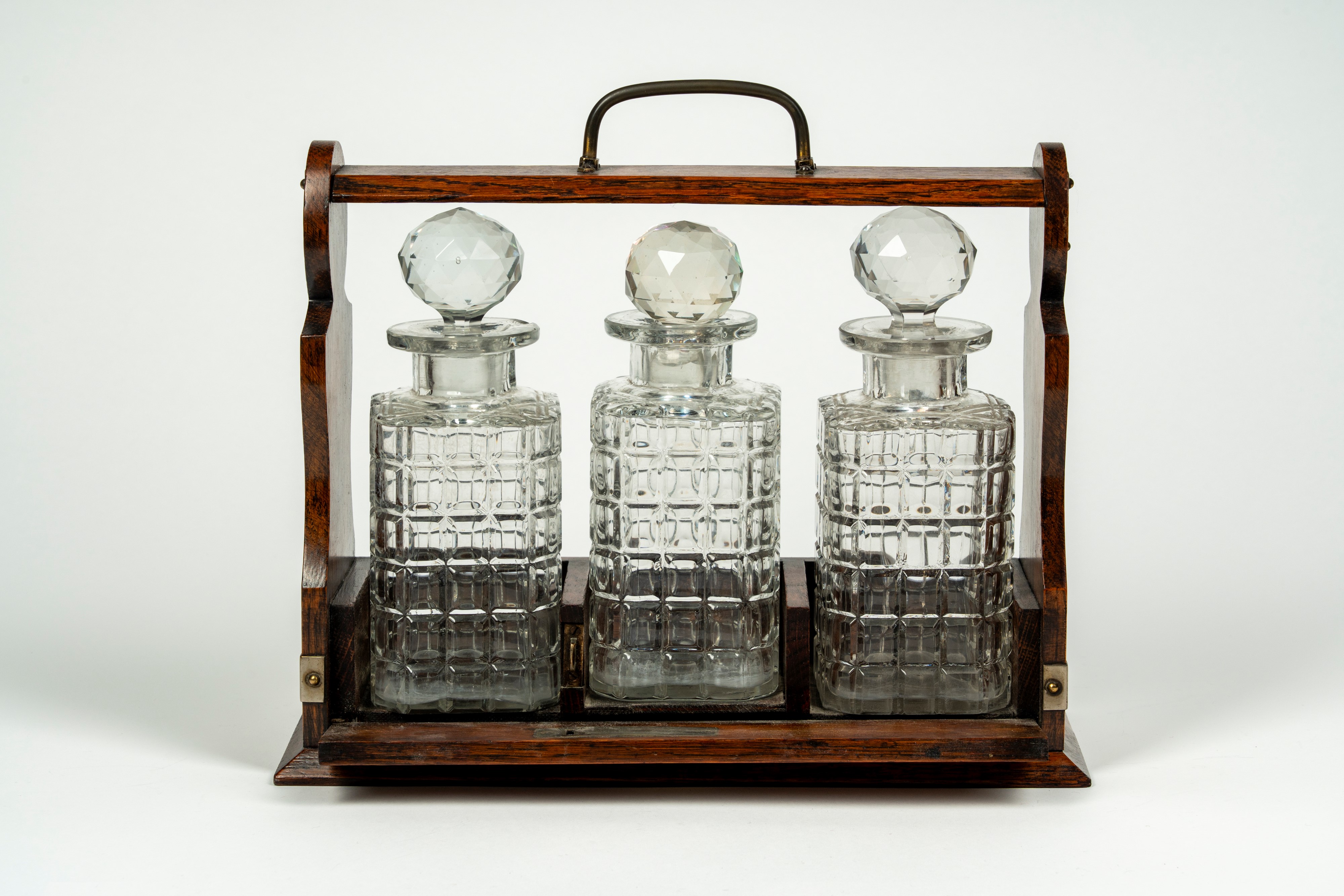 Tantalo in legno con tre decanter in cristallo molato