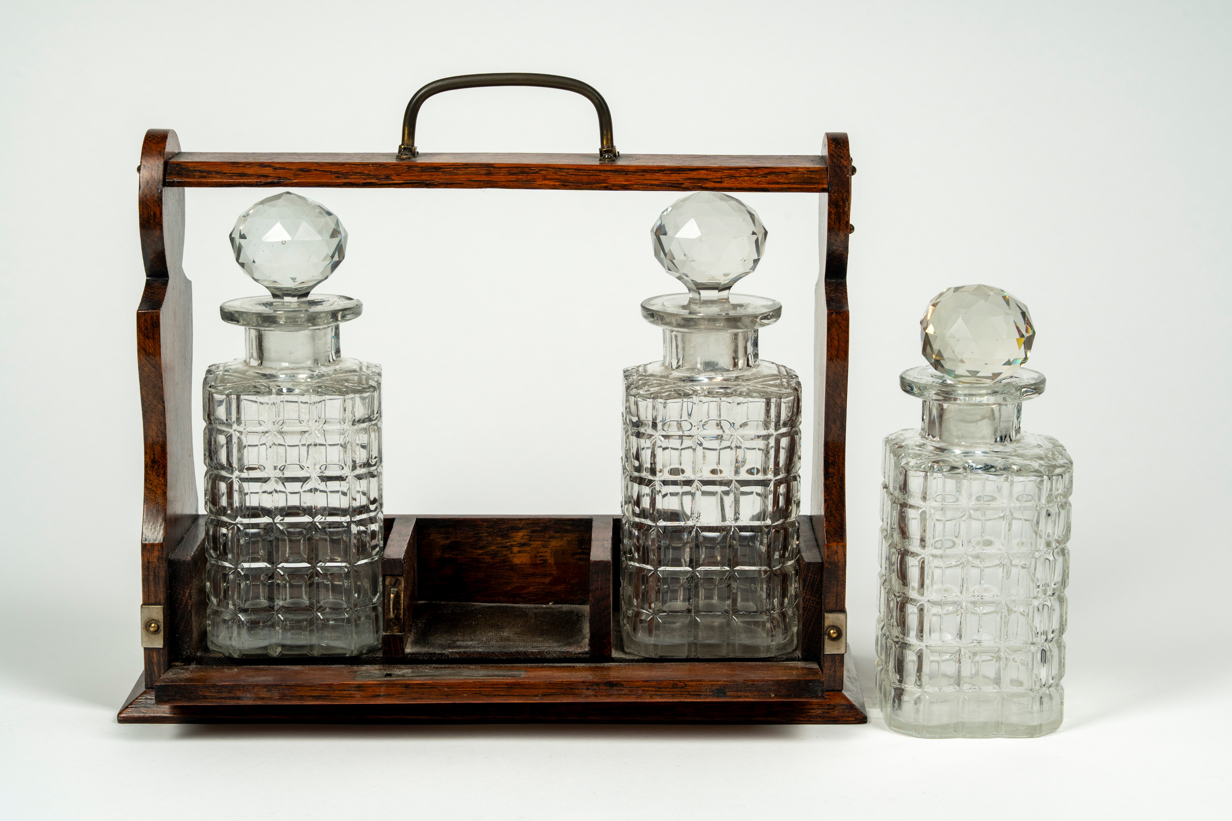 Tantalo in legno con tre decanter in cristallo molato