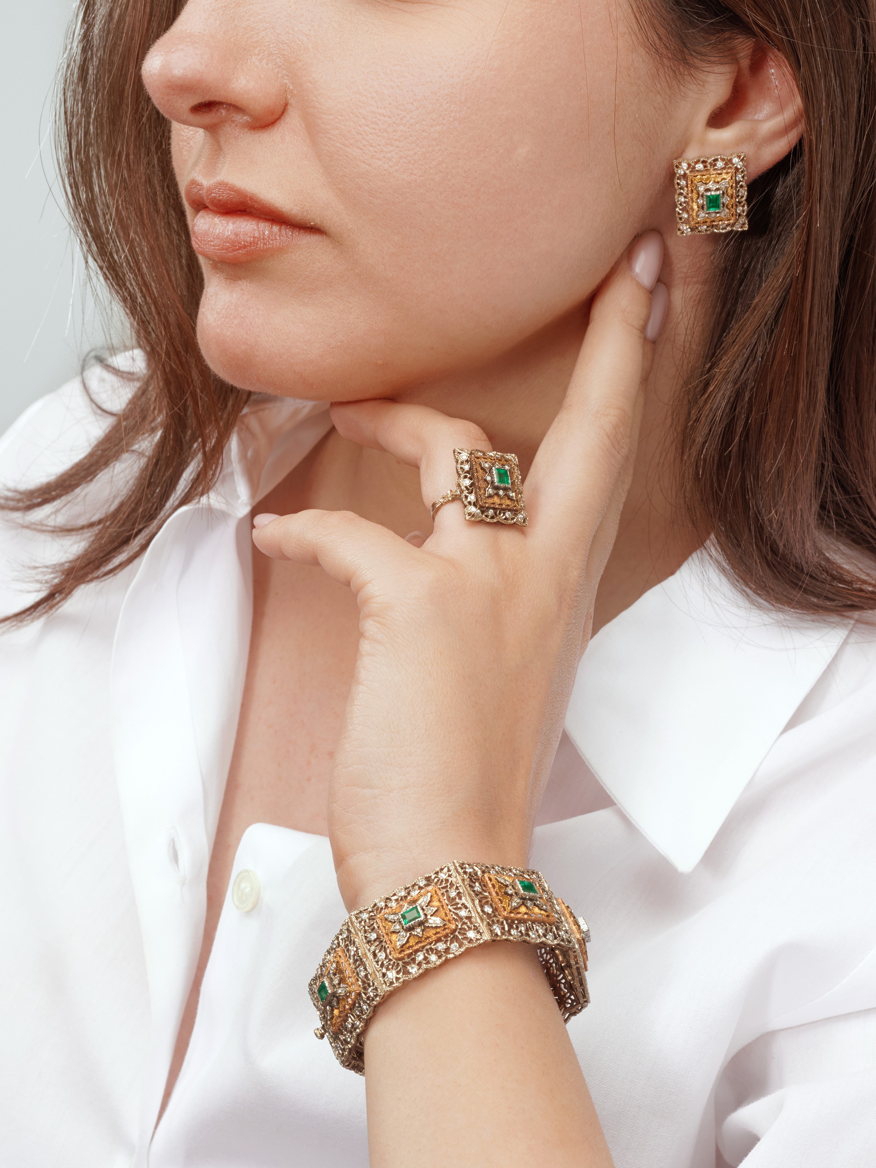 Parure con smeraldi e diamanti, nei tre ori 18k