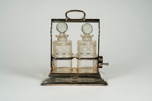 Tantalo in metallo dorato con due decater in cristallo sfaccettato, Walker & Hall Sheffield the only "Oldfast" Patent