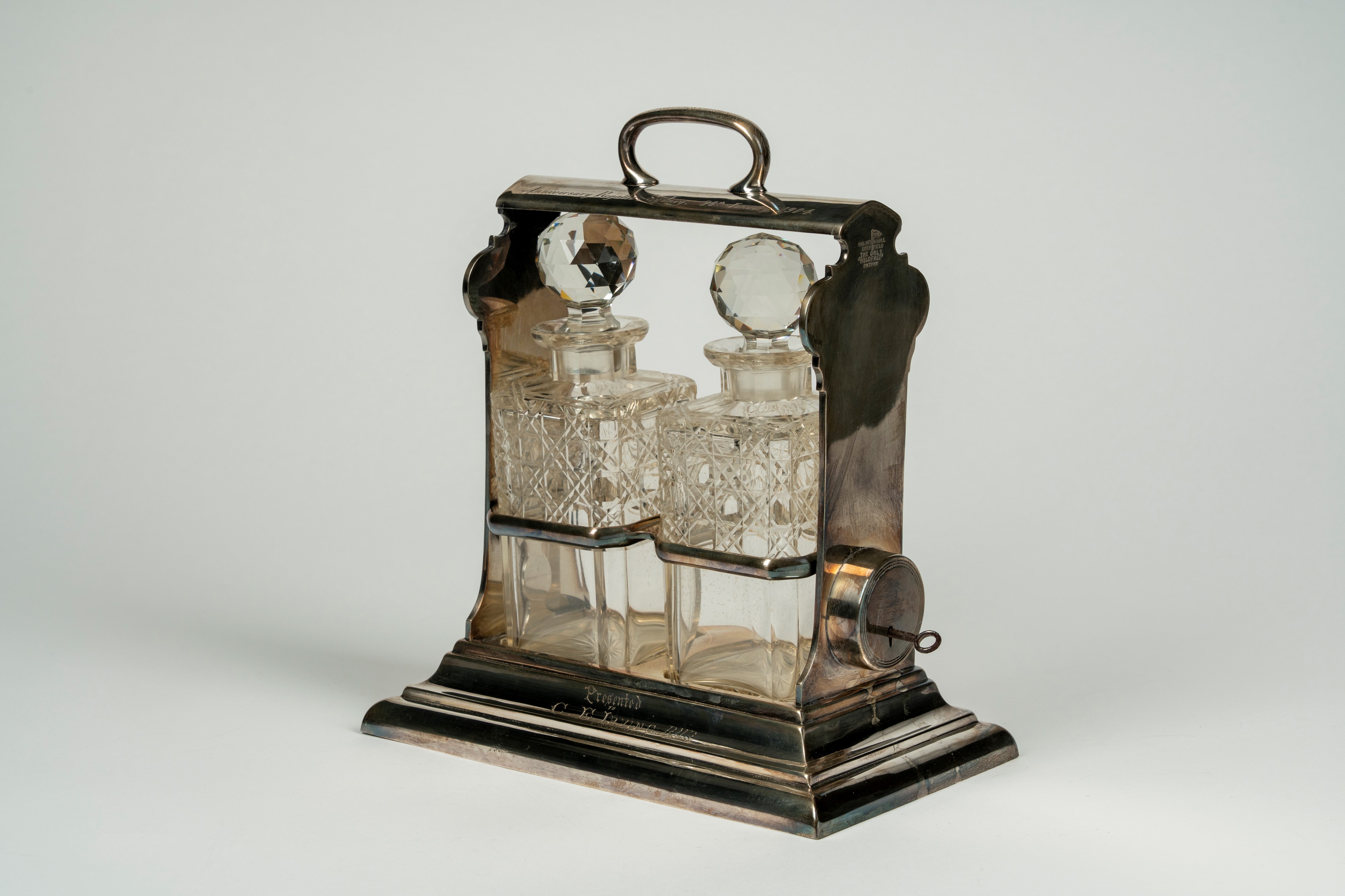 Tantalo in metallo dorato con due decater in cristallo sfaccettato, Walker & Hall Sheffield the o...