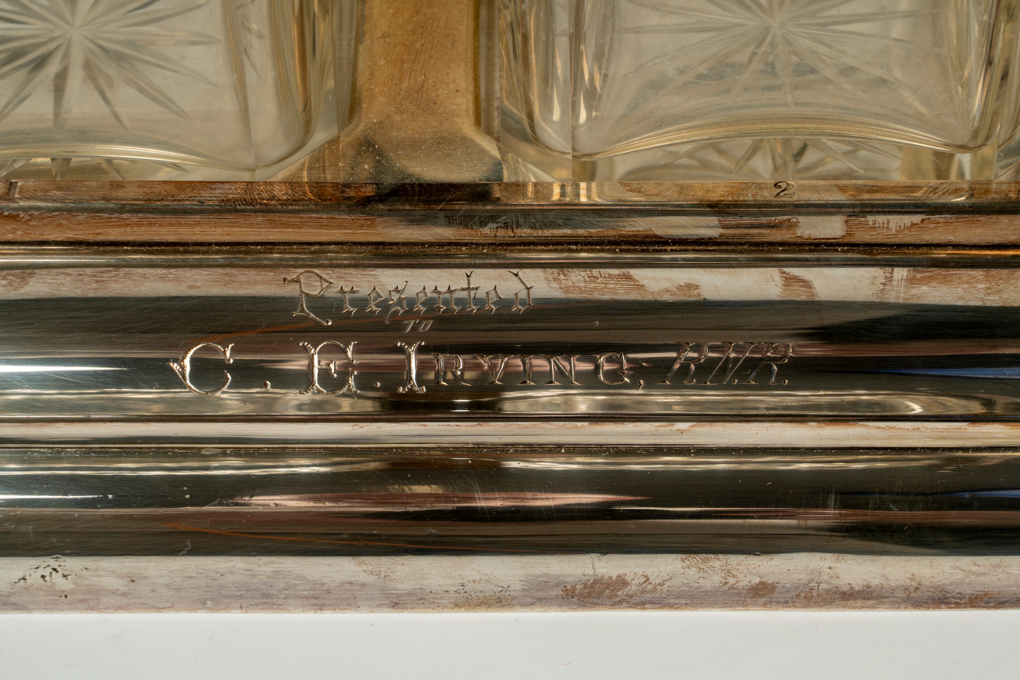 Tantalo in metallo dorato con due decater in cristallo sfaccettato, Walker & Hall Sheffield the o...