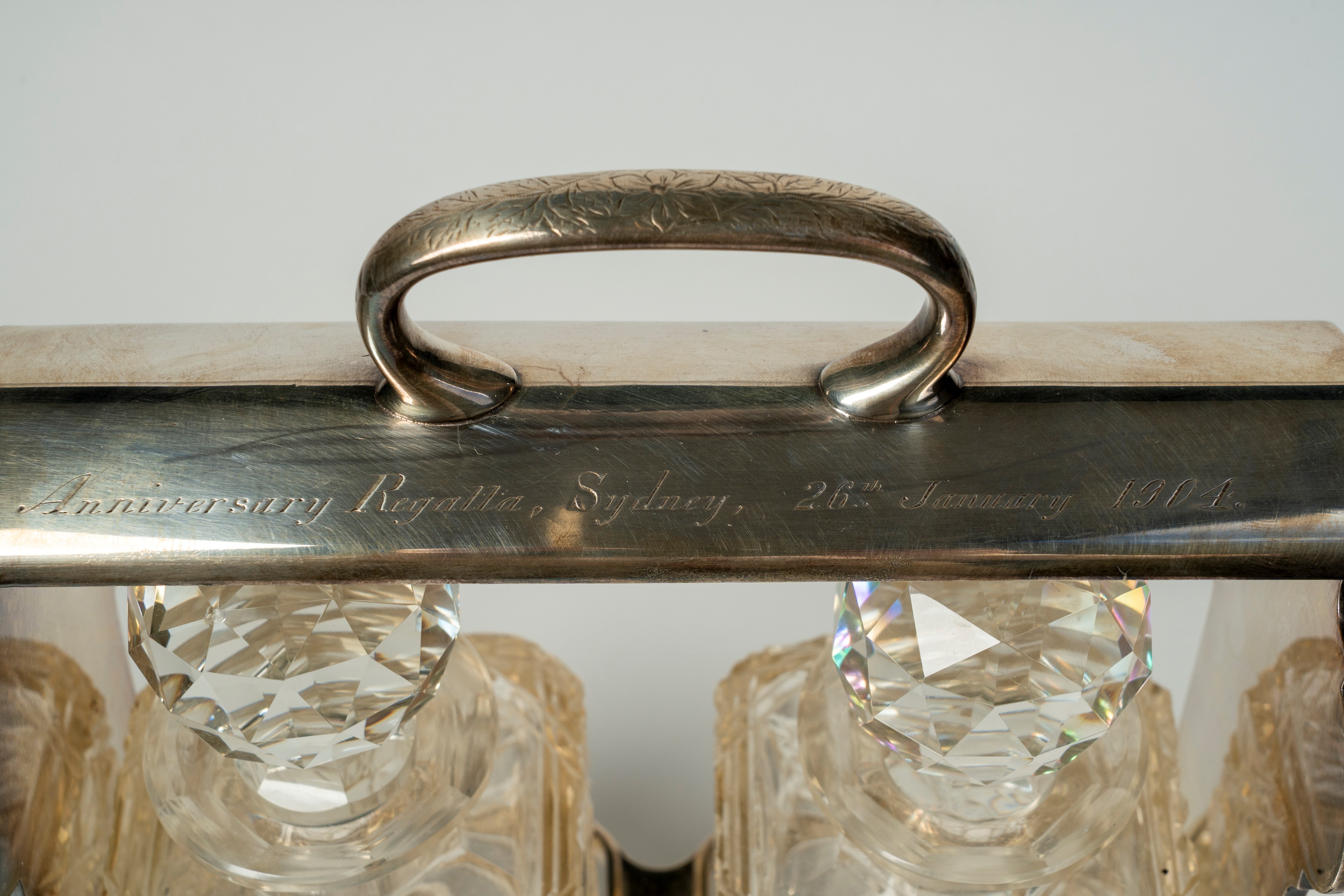 Tantalo in metallo dorato con due decater in cristallo sfaccettato, Walker & Hall Sheffield the o...