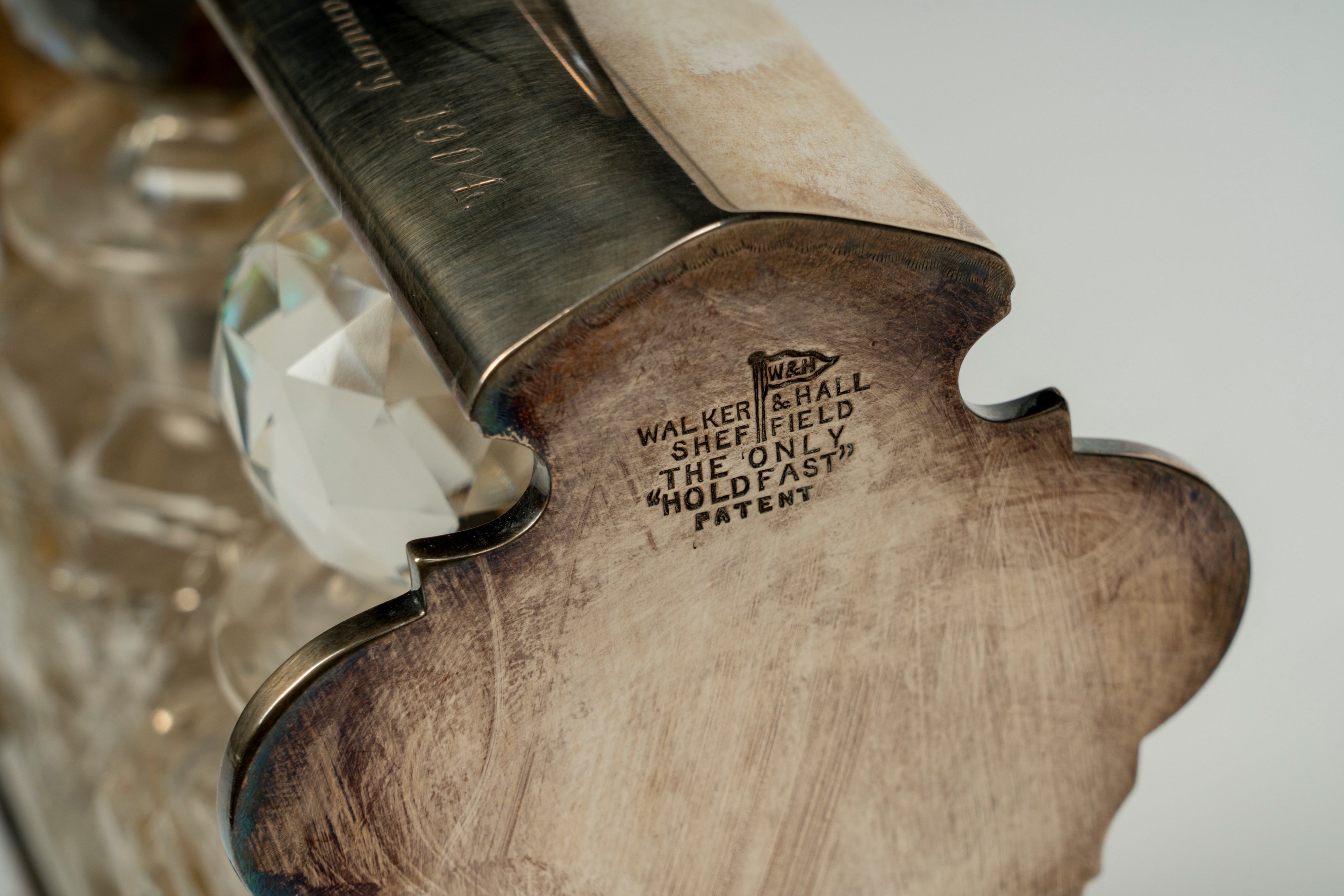 Tantalo in metallo dorato con due decater in cristallo sfaccettato, Walker & Hall Sheffield the o...