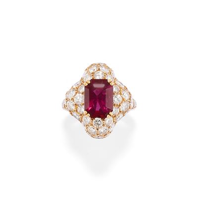 Anello in oro giallo 18k con rubino no heat e diamanti