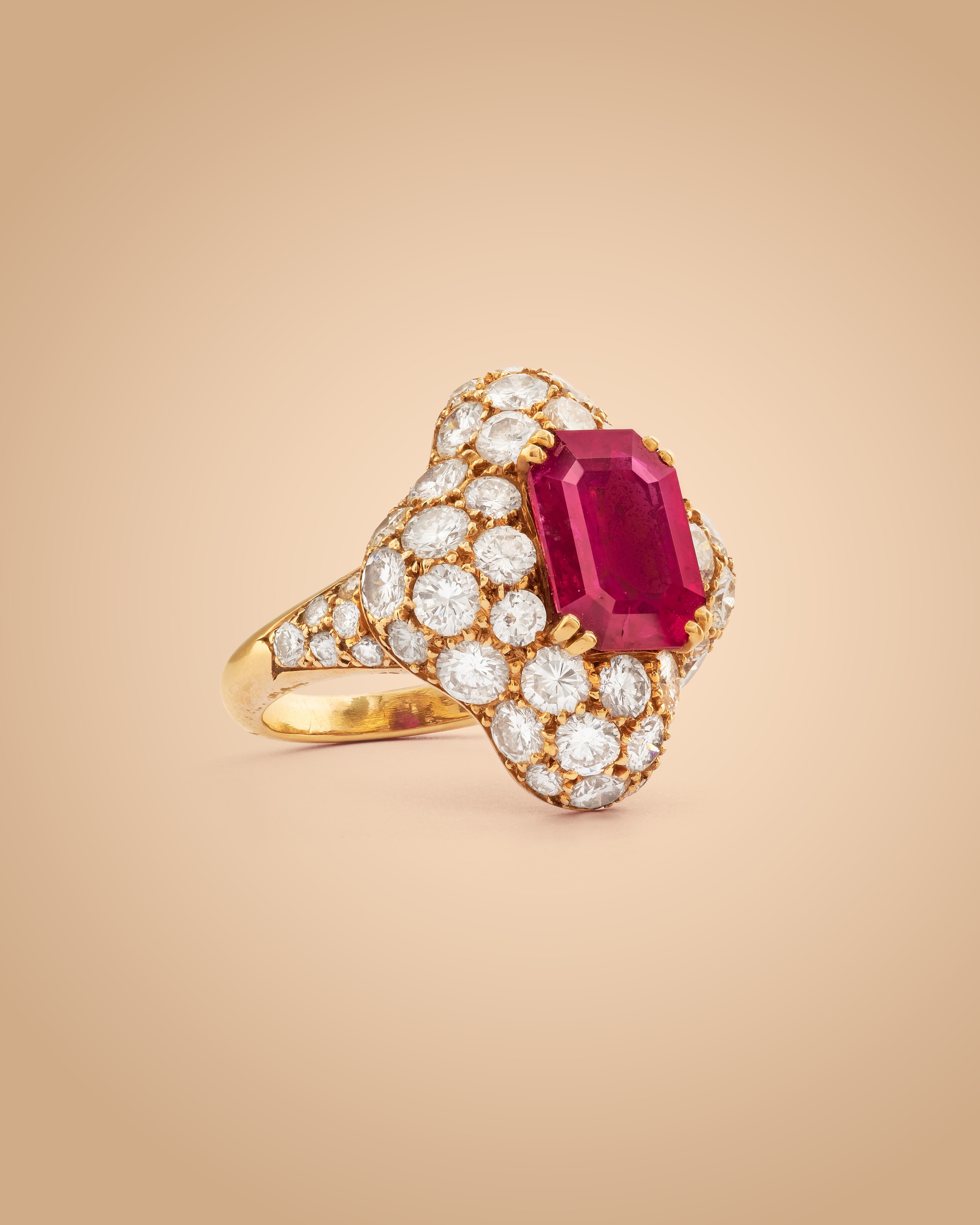 Anello in oro giallo 18k con rubino no heat e diamanti