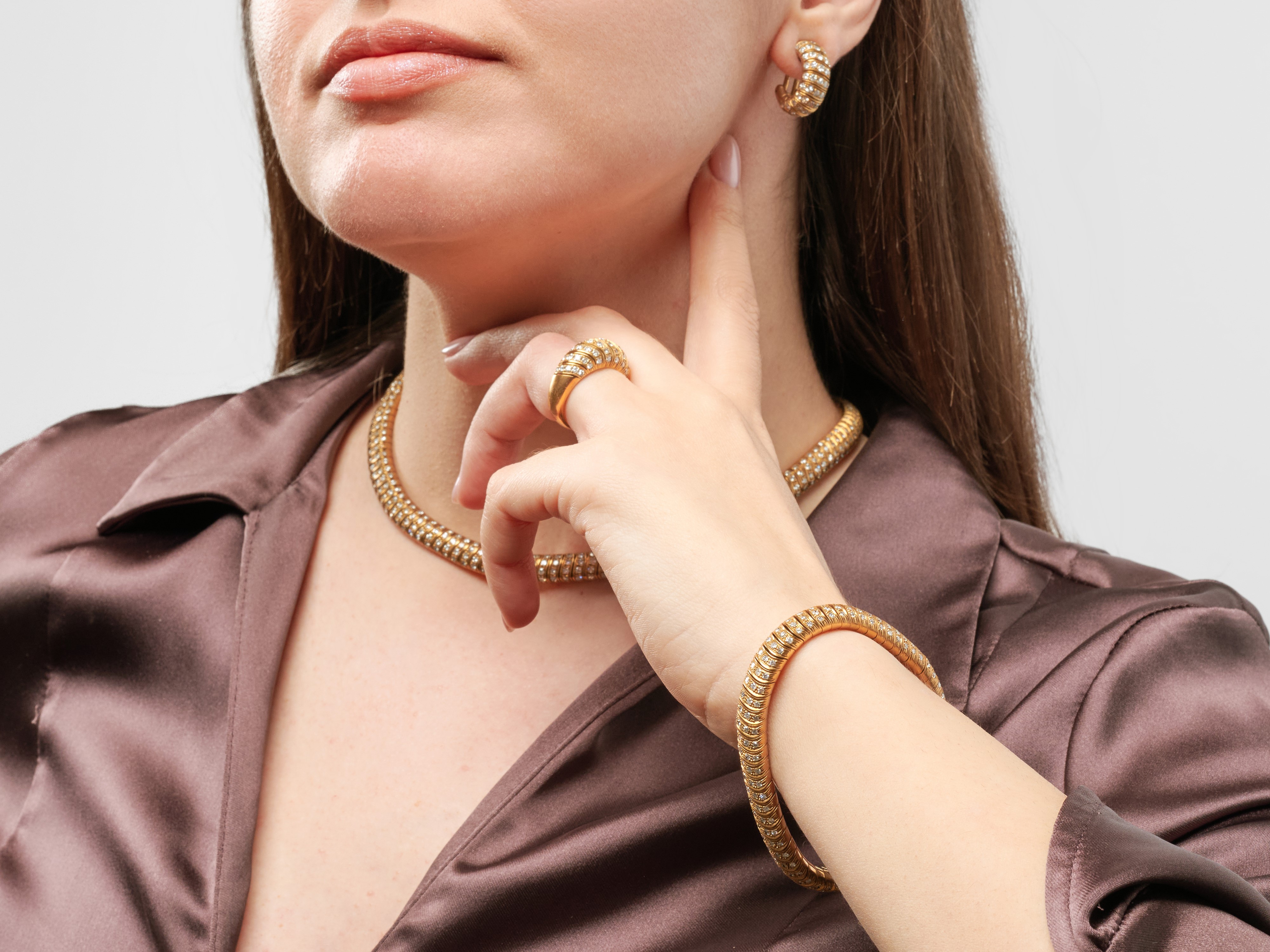 Parure con diamanti, in oro giallo 18k (collana, bracciale, anello e orecchini a clip)