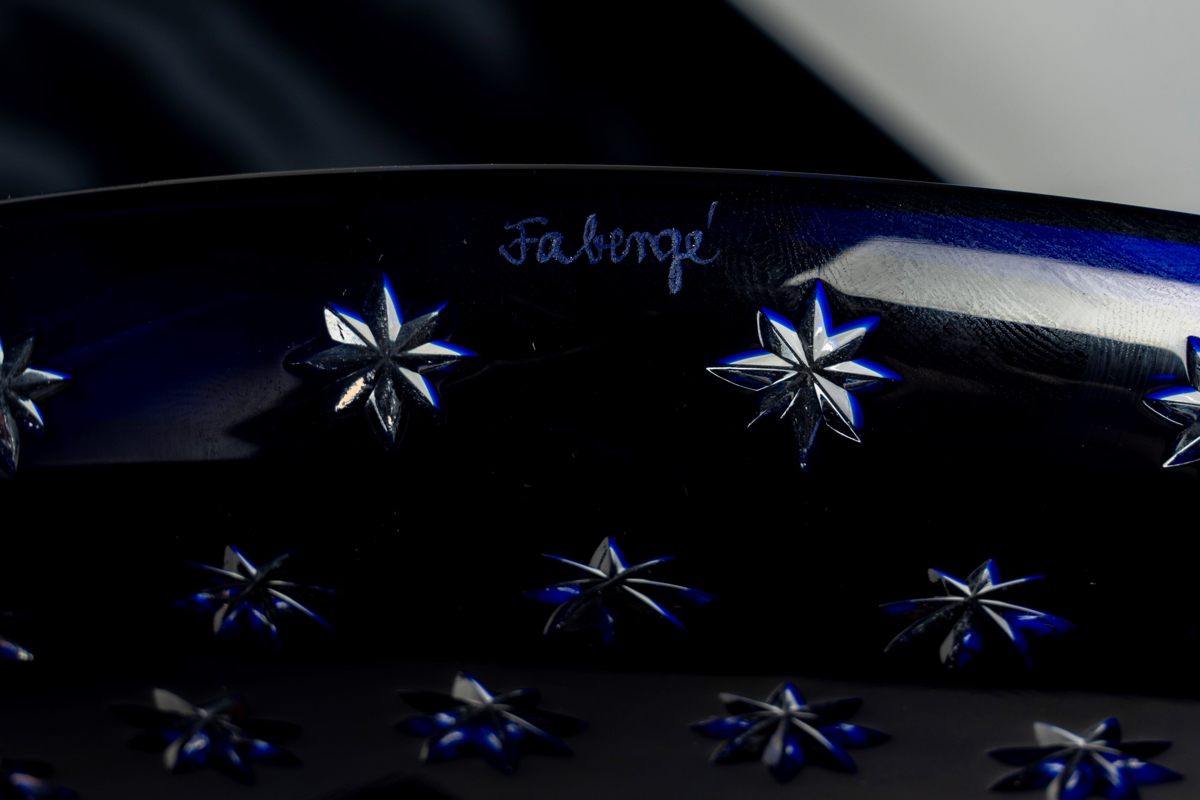 Fabergè. Piatto in Cristallo Blu Cobalto Inciso alla Mola con Motivo a Stella