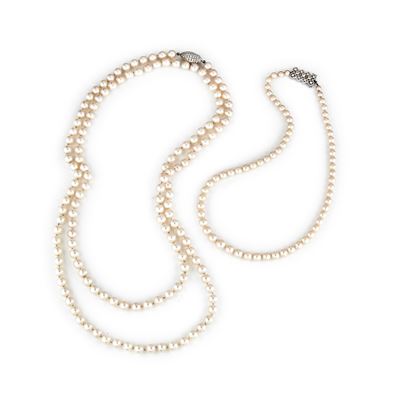 In oro bianco 18k, Due collane con perle coltivate e chiusure con diamanti