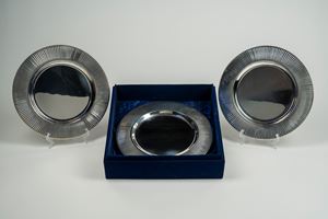 Sei sottopiatti in metallo argentato con bordo scanalato