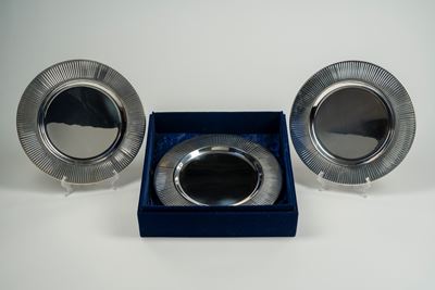 Sei sottopiatti in metallo argentato, bordo scanalato
