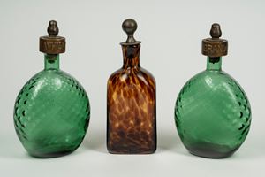 Tre decanter in vetro con tappi in metallo