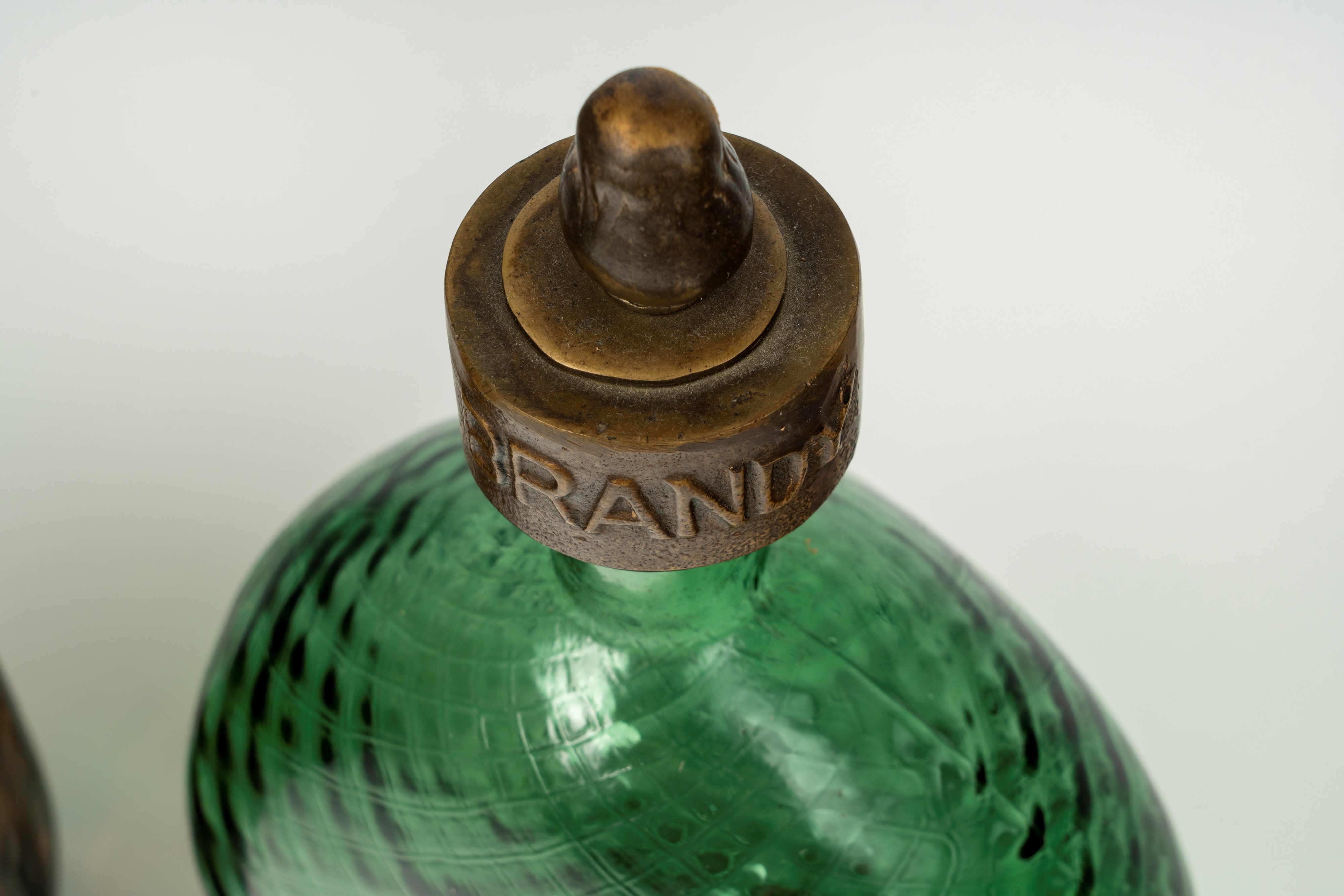 Tre decanter in vetro con tappi in metallo