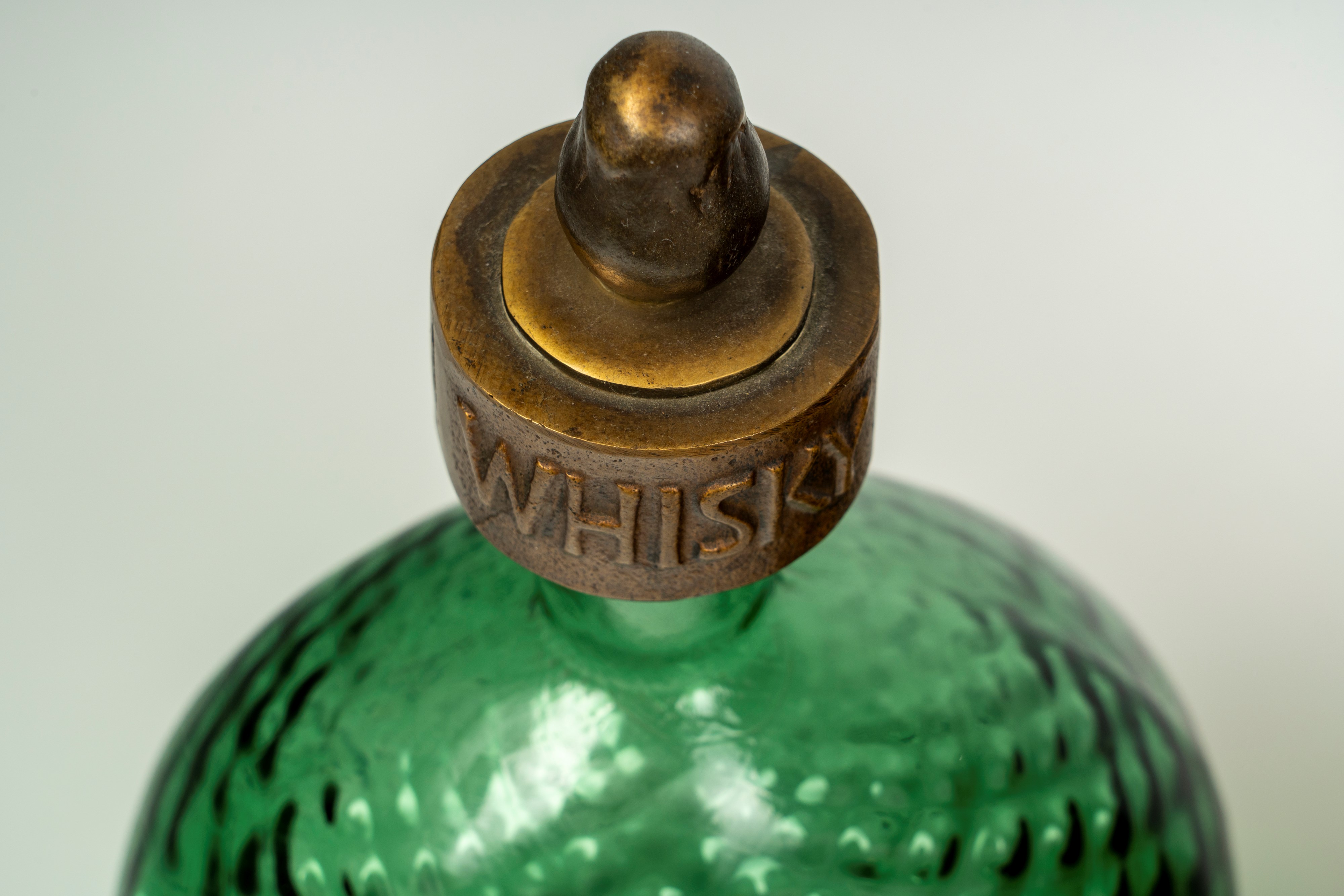 Tre decanter in vetro con tappi in metallo