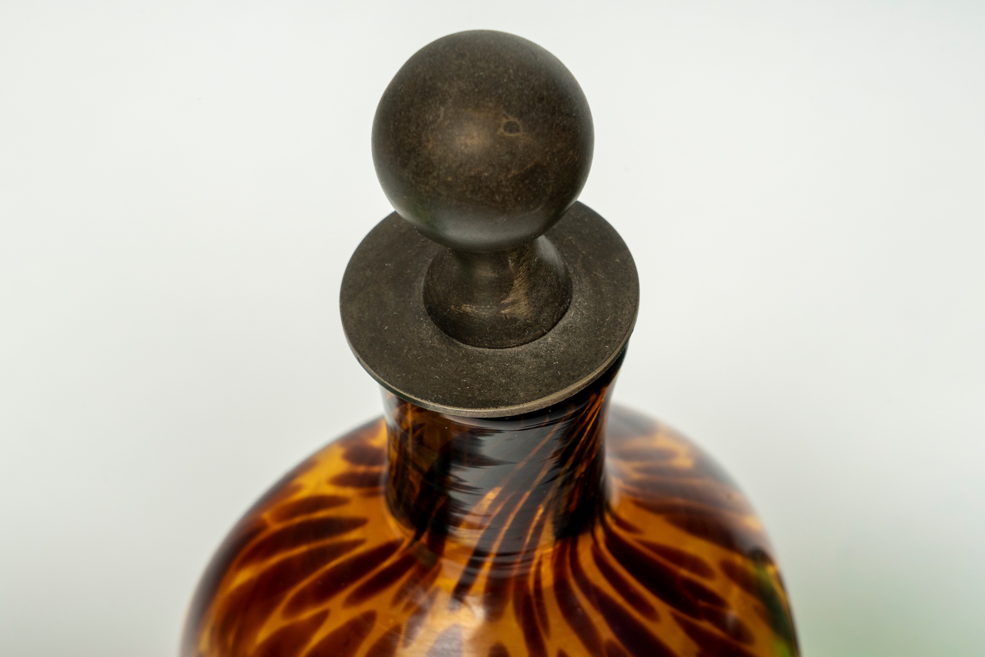 Tre decanter in vetro con tappi in metallo