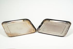 Due vassoi rettangolari in metallo argentato con angoli scanalati a foggia di cabaret