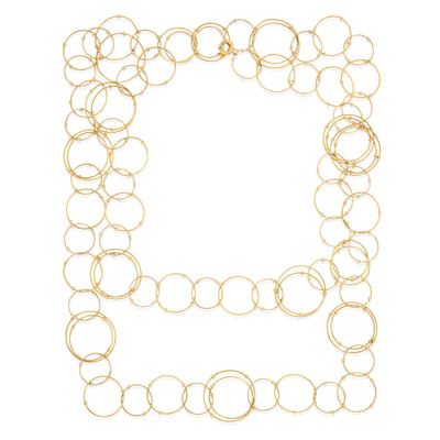 Lunga collana in oro giallo 18k, con elementi a cerchi concentrici e chiusura a moschettone