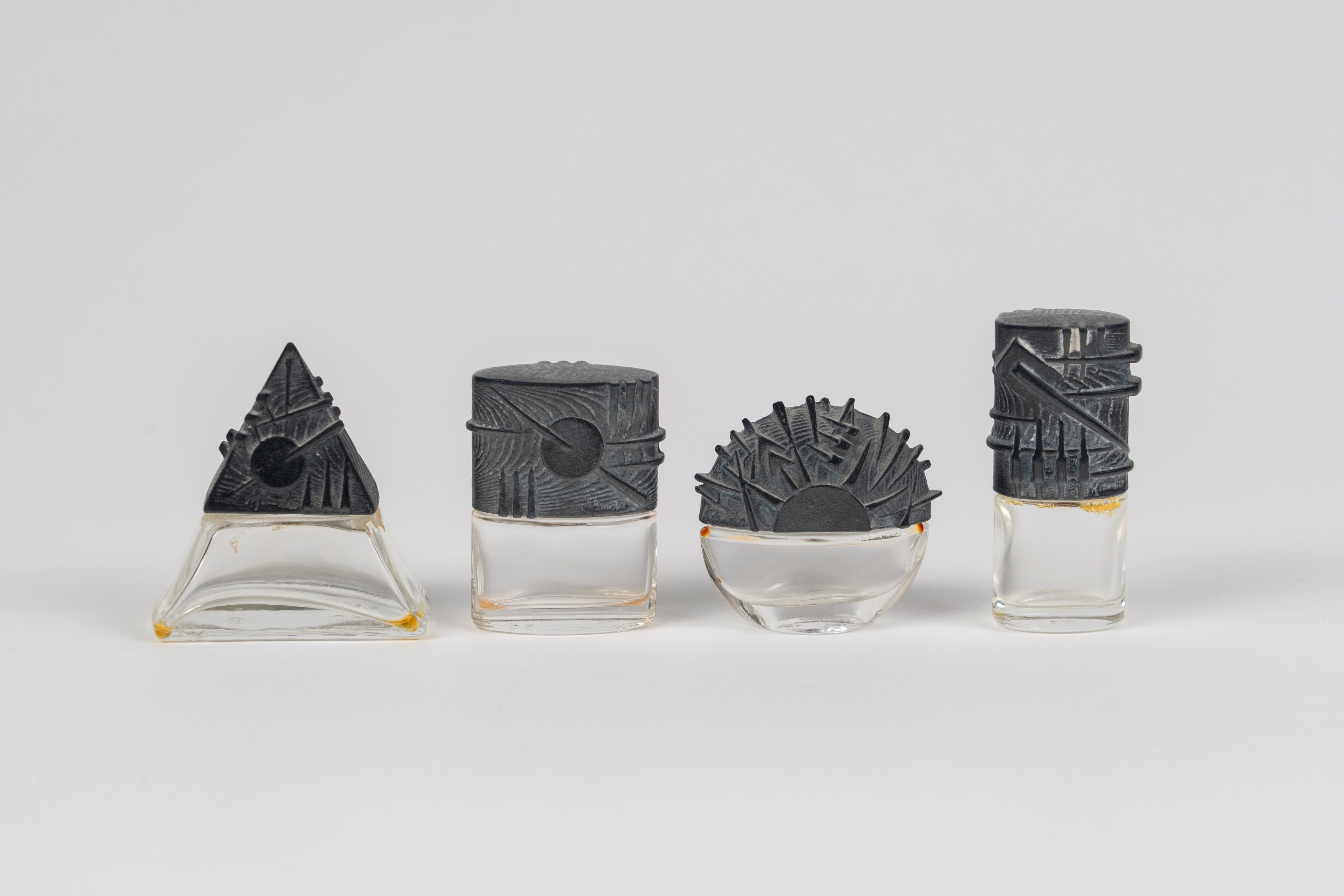 Arnaldo Pomodoro - Quattro boccette per profumo, zama e vetro