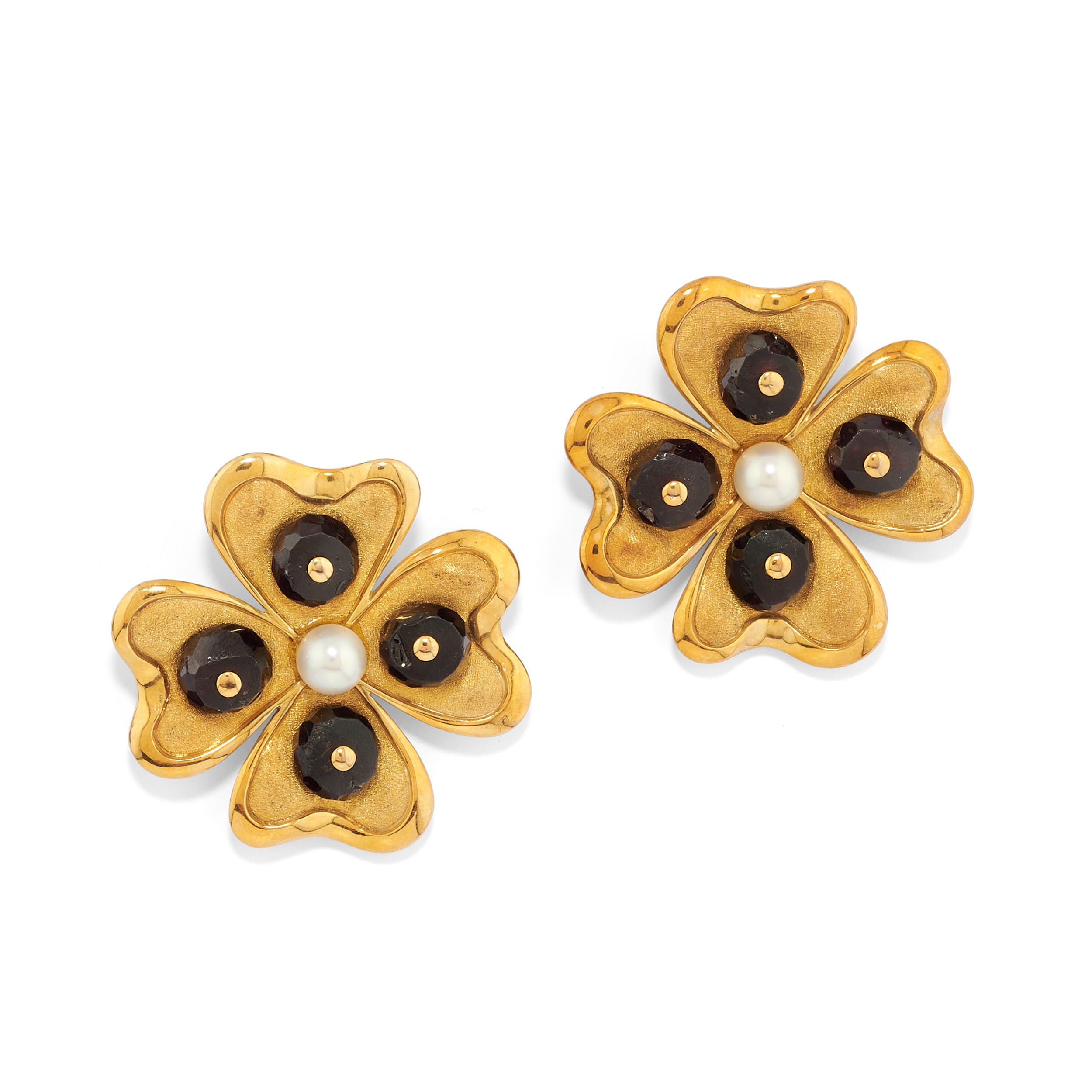 Demi-parure quadrifoglio, granati e perle in oro giallo 18k