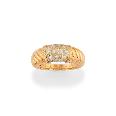 Anello della collezione Philippine, in oro giallo 18k con pavé di diamanti
