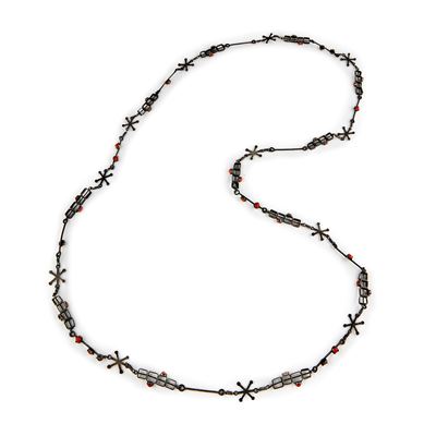Collana etnica a sautoir in argento con maglie geometriche e boules in corallo