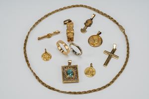 Lot of eleven jewels 
